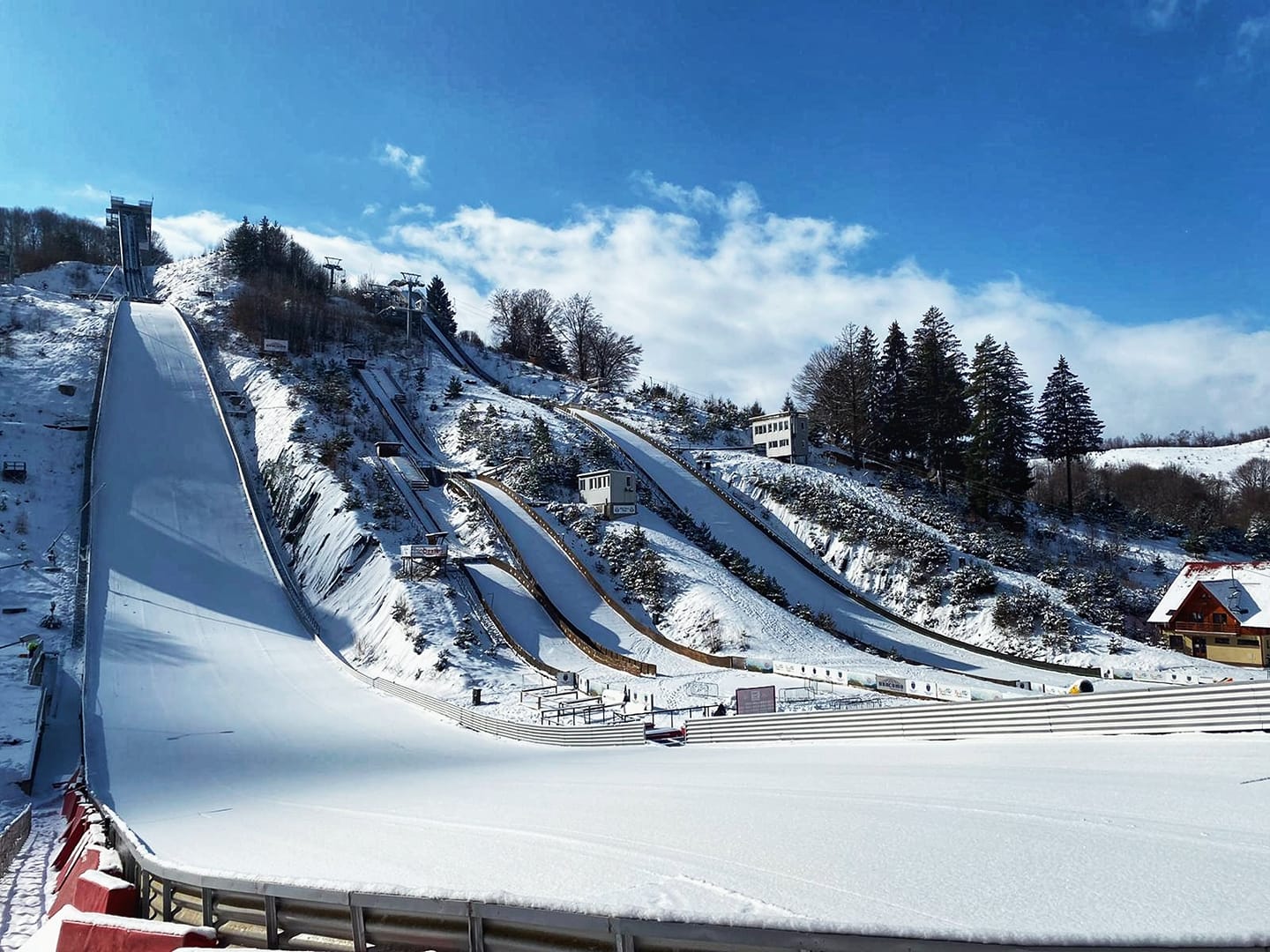 Spectacol sportiv la Râșnov. 4 competiții de Cupă Mondială la sărituri cu schiurile