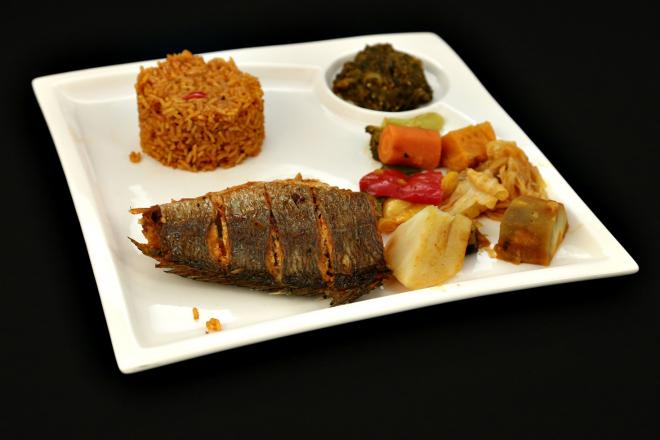 Rețetă senegaleză de pește cu orez și multe legume în sos concentrat de roșii