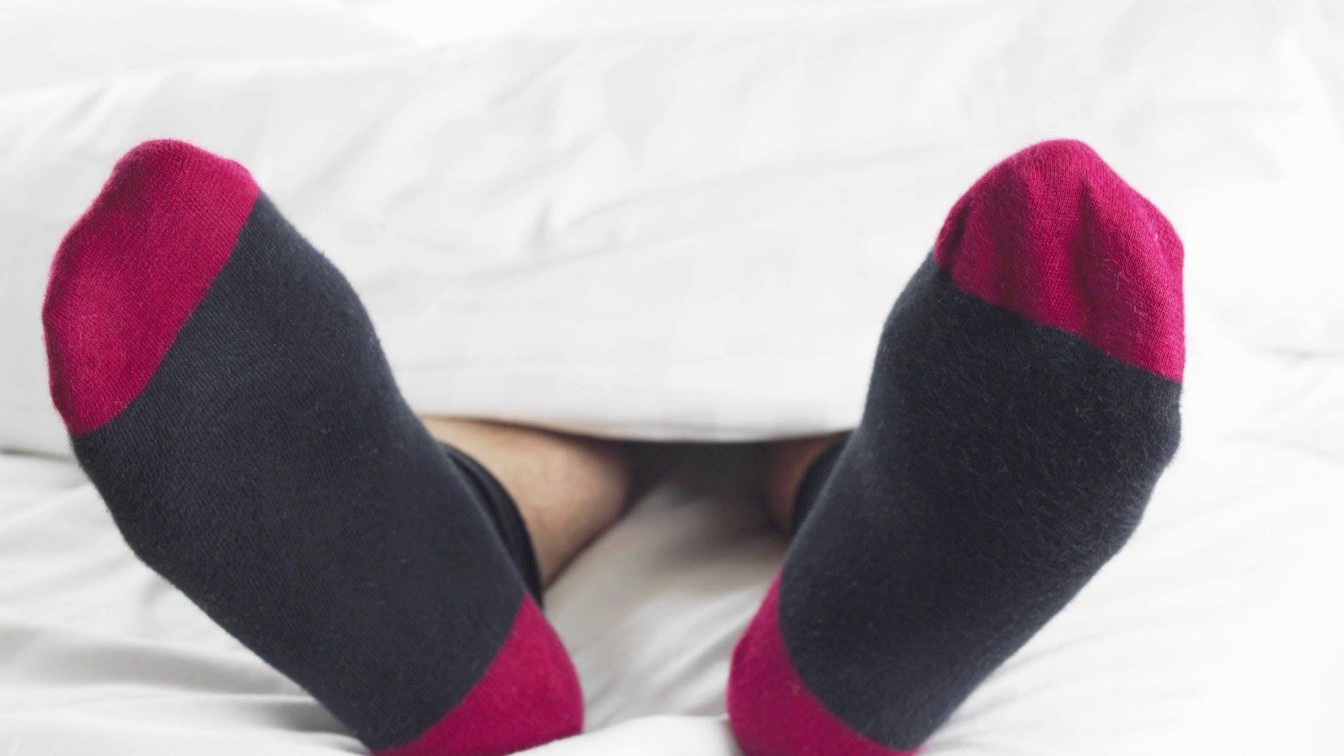De ce e bine să dormi cu șosete în picioare. Un medic dezvăluie motivele