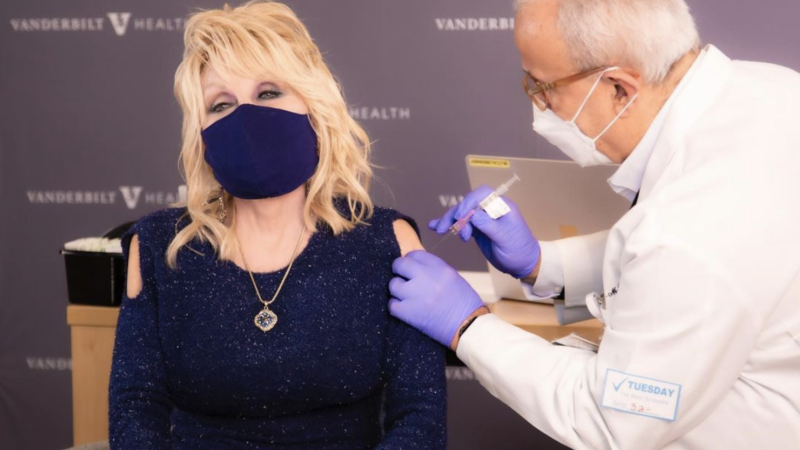 Uimitor star! Pe Dolly Parton a costat-o un milion de dolari vaccinul anti-COVID