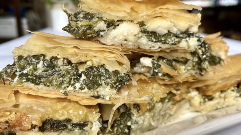 Spanakopita – rețetă grecească de plăcintă cu spanac și brânză feta