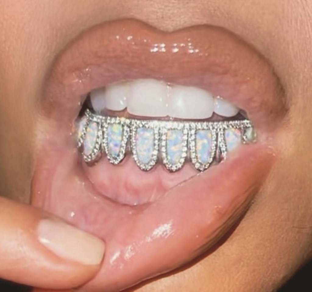 Kim Kardashian lansează o nouă modă: bijuterii pe dinți