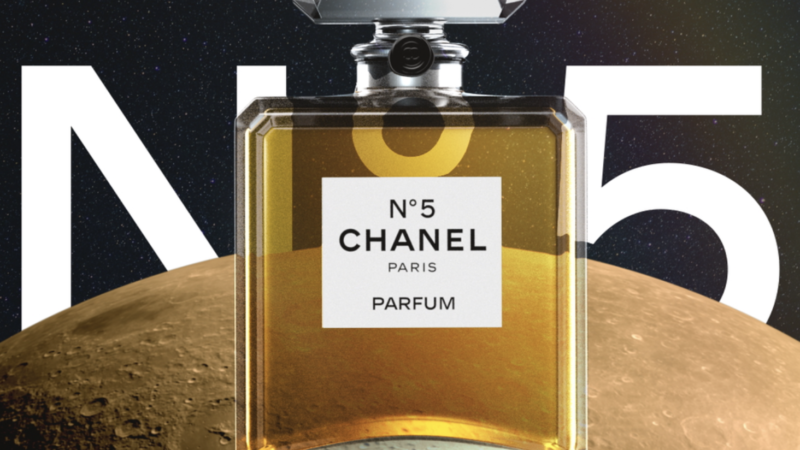 Chanel N° 5 împlinește 100 de ani, dar rămâne cel mai modern parfum