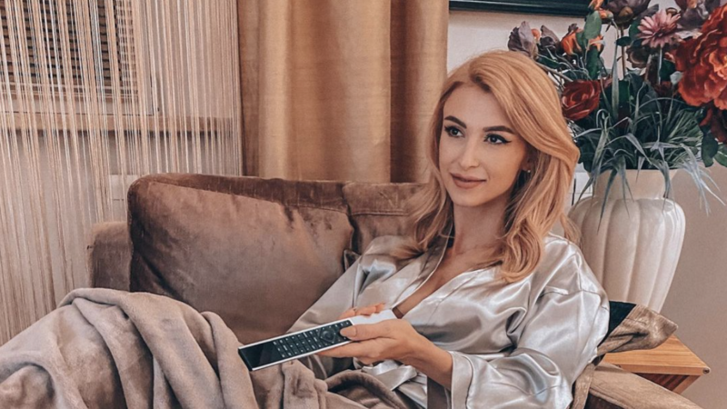 Andreea Bălan s-a pozat în tandrețuri în sufrageria lui Tiberiu Argint