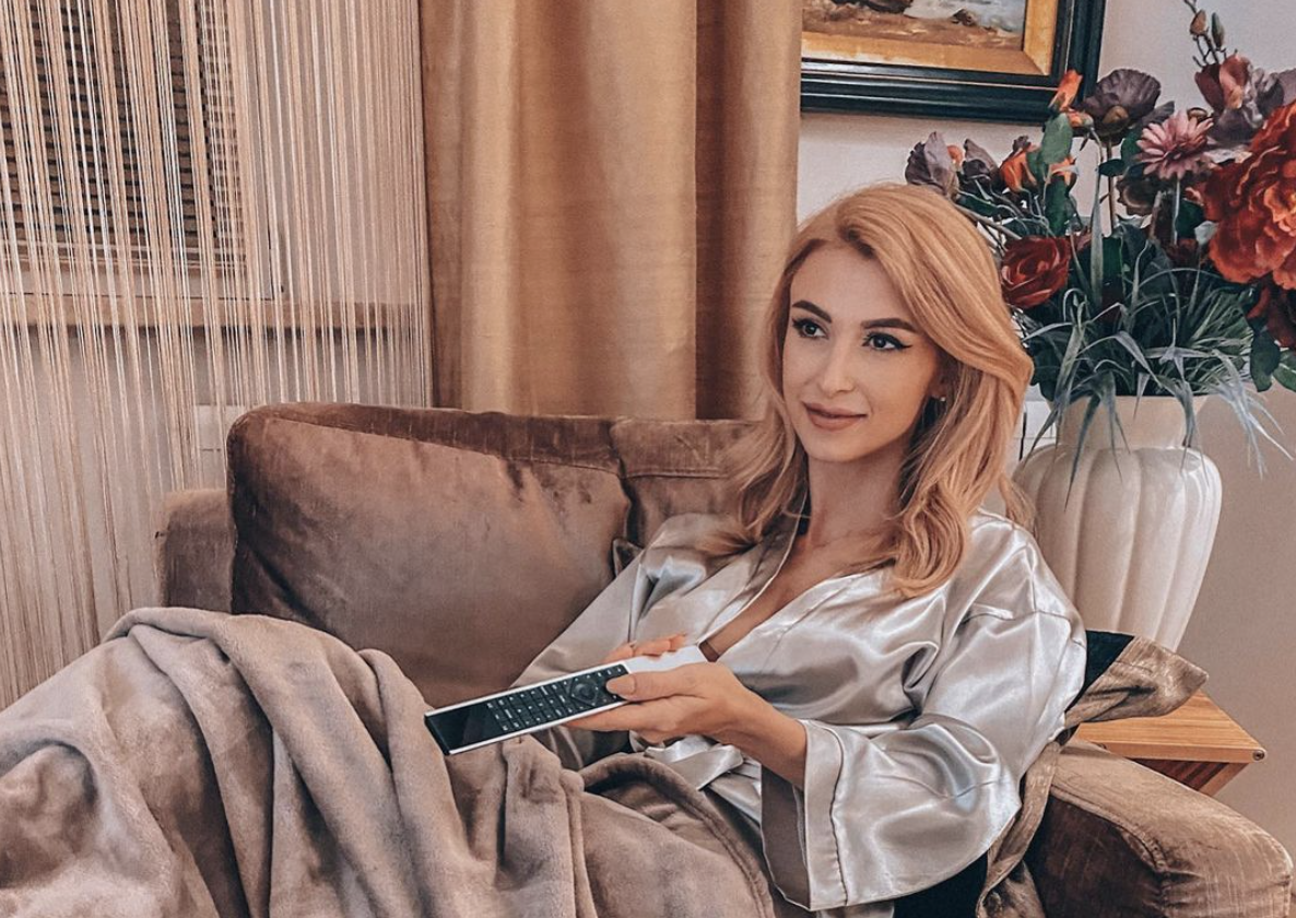 Andreea Bălan s-a pozat în tandrețuri în sufrageria lui Tiberiu Argint