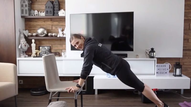 Exerciții fizice simple, de făcut chiar la tine în sufragerie!