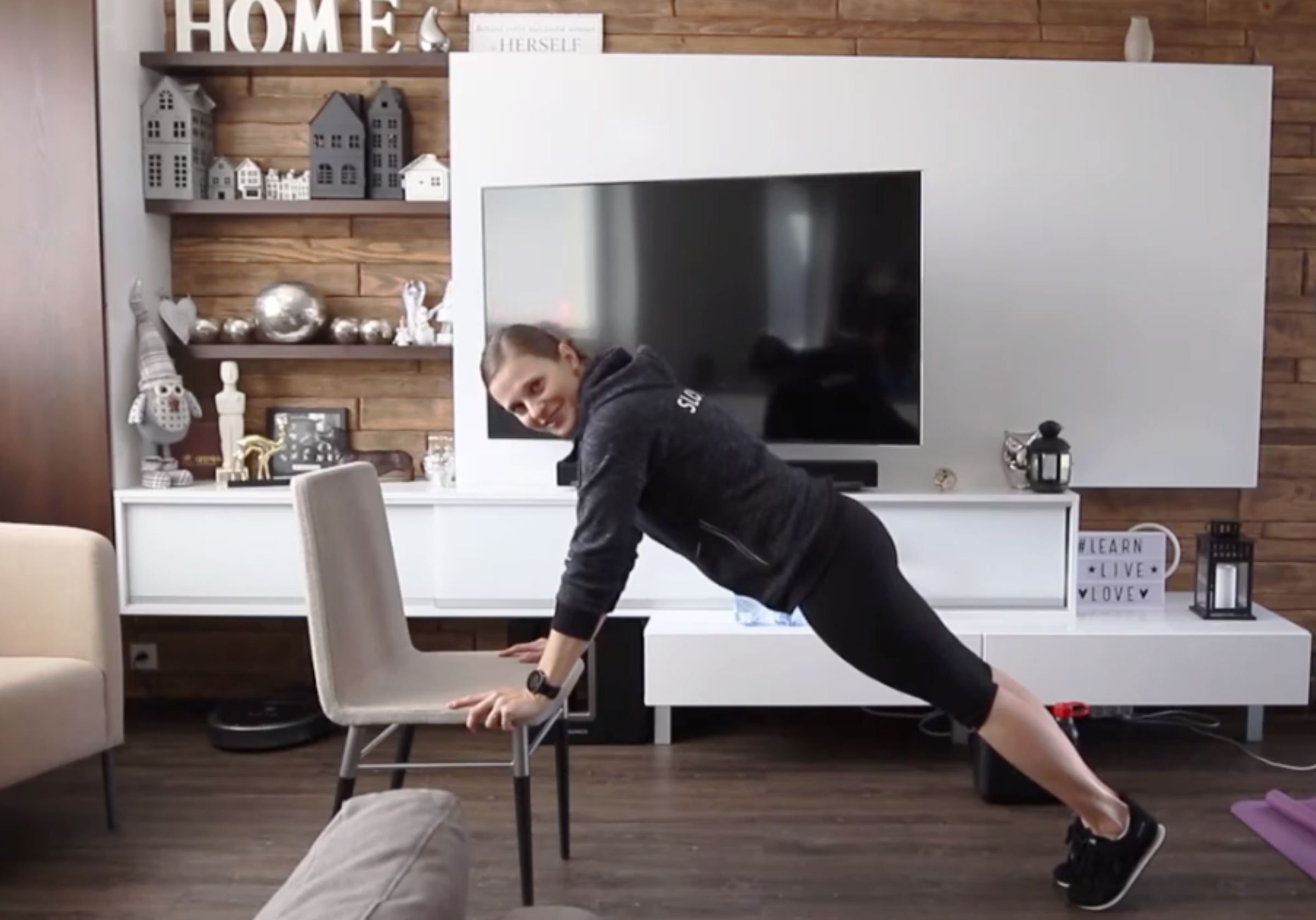Exerciții fizice simple, de făcut chiar la tine în sufragerie!