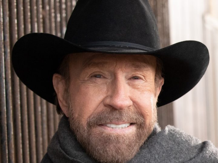 Chuck Norris, ”bătăuș” în filme, a avut o viață cu multe încercări