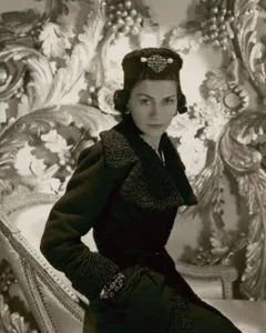 Top 10 cele mai bine vândute parfumuri din lume. Poveștile fascinante din spatele aromelor care au cucerit planeta 2 Parfumul creat de Coco Chanel este unul dintre cele mai bine vandute parfumuri din lume