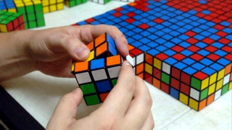 Cine a inventat cubul Rubik, cea mai vândută jucărie din lume