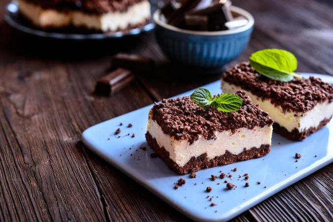 Prăjitura Rudy – un desert cu brânză și firimituri de aluat cu ciocolată