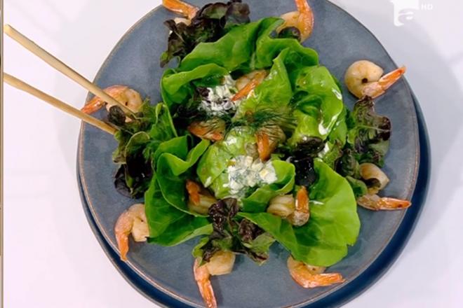 Salata pescarului – o rețetă simplă de salată verde cu creveți și sos de iaurt