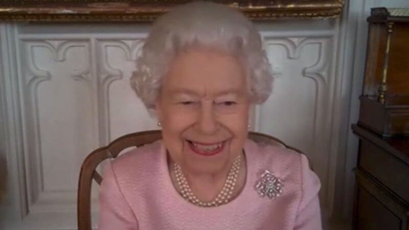 Regina Elisabeta se ține de glume. Totul are legătură cu cățeii ei