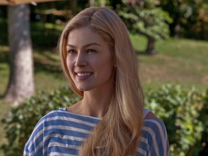 O mare actriță are un obicei ciudat. Ce face Rosamund Pike cu premiile câștigate