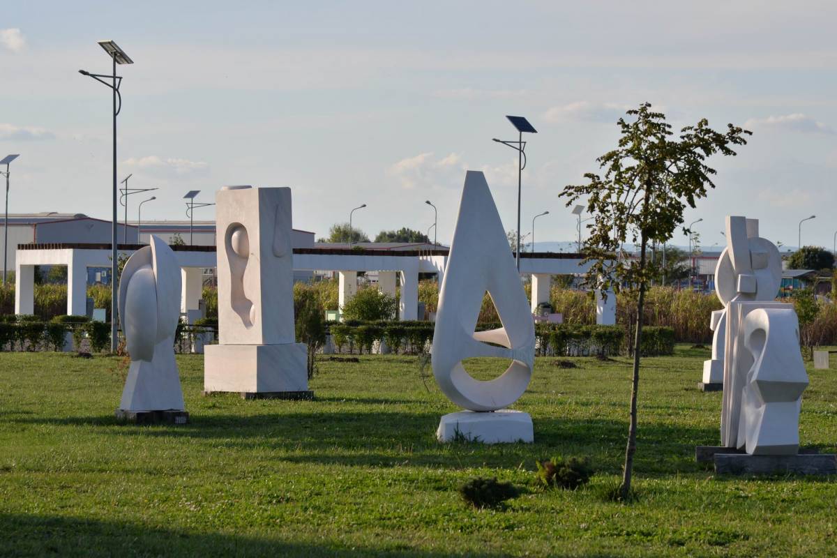 În Ploiești, un parc al artei: 25 de sculpturi uriașe stau rânduite maiestuos printre alei