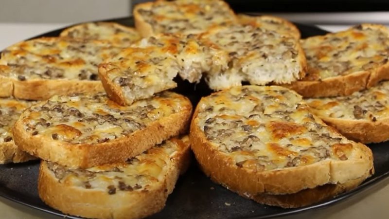 Tartine cu ciuperci champignon. Fierbinți și crocante