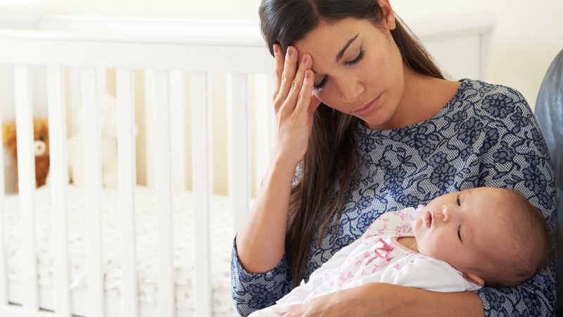 De ce unele mame nu se îndrăgostesc de bebelușii lor imediat. Depresia postnatală