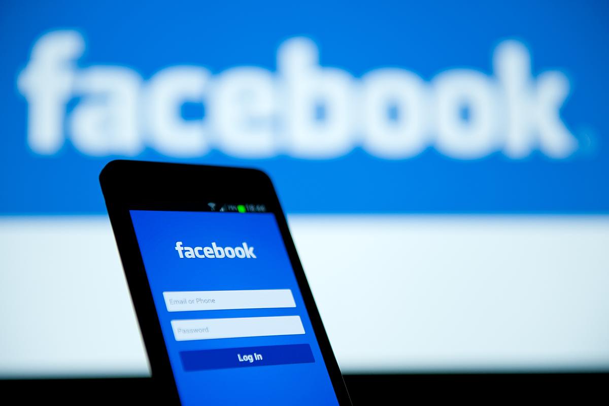 Pedepsit că a înjurat pe Facebook: Judecătorii l-au obligat la despăgubiri