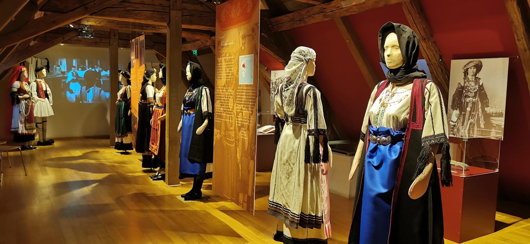Expoziție grecească inedită la Muzeul Civilizației Urbane a Brașovului. 200 de ani de la câștigarea independenței