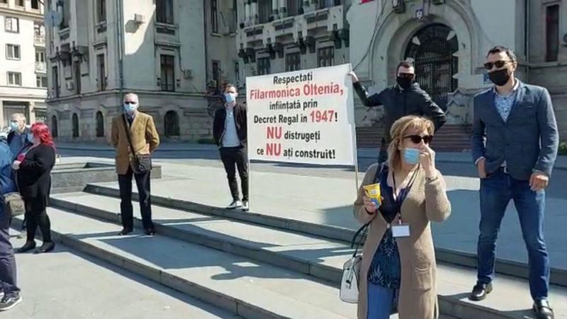 Protest spontan în Craiova. Se cere demisia managerului Filarmonicii Oltenia
