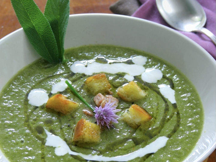 Românească, gustoasă și unică: ciorba de salată verde