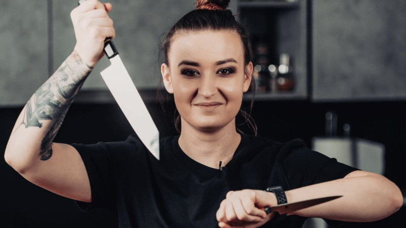 Ce face cu cuțitele Roxana Blenche de ziua ei