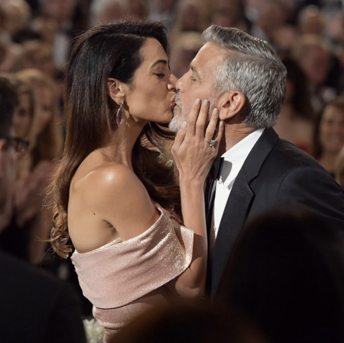 George Clooney dovedește că bărbatul perfect există! Felul în care se poartă cu soția și copiii lor …