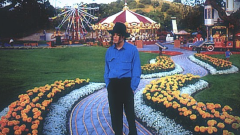 Se vând statuile lui Michael Jackson care au decorat moșia Neverland. E curios unde se caută cumpărător