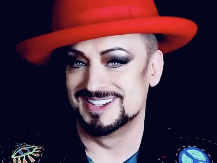 Boy George își pune în cap industria muzicală. Cum folosește Inteligența Artificială
