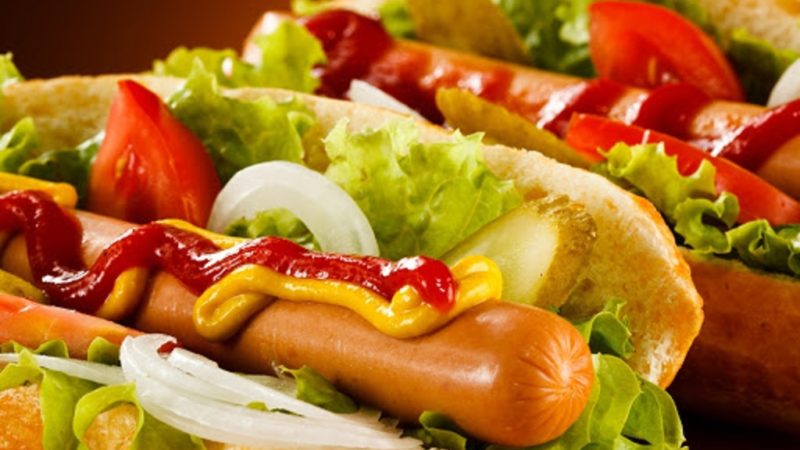 Cine a inventat hot dogs? Ce înseamnă ”câine fierbinte”?