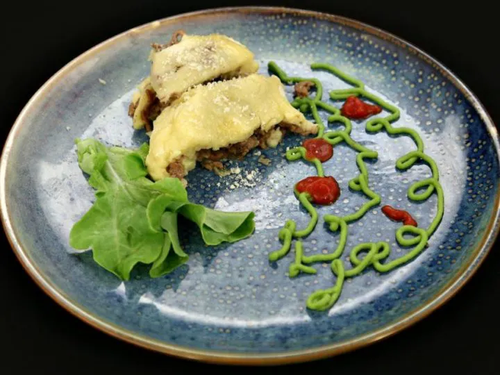 Ruladă de cartofi umplută cu carne tocată si piure de mazăre