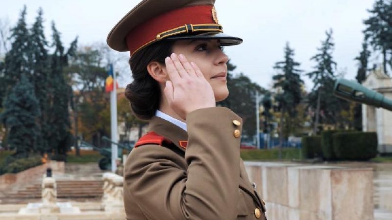 Oana Vențel, o vedetă populară în haină militară. Are peste 8 milioane de vizualizări