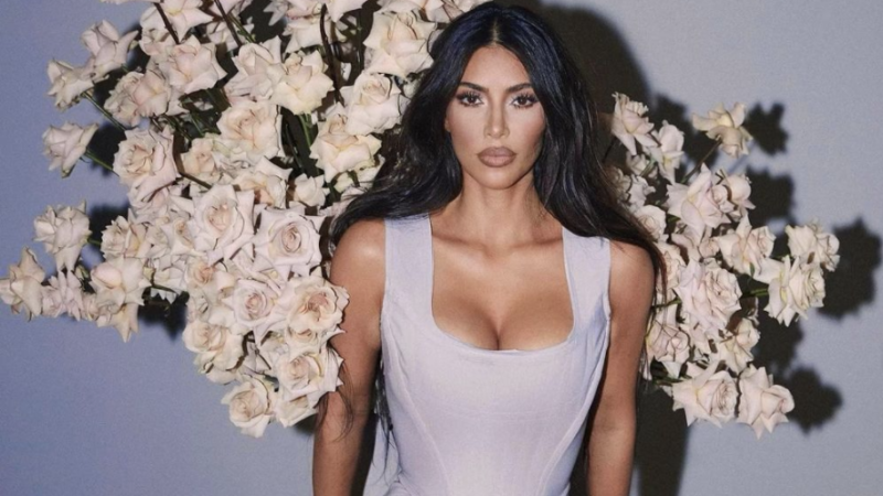 De ce merită Kim Kardashian pe deplin titlul de „Regină a bikinilor”