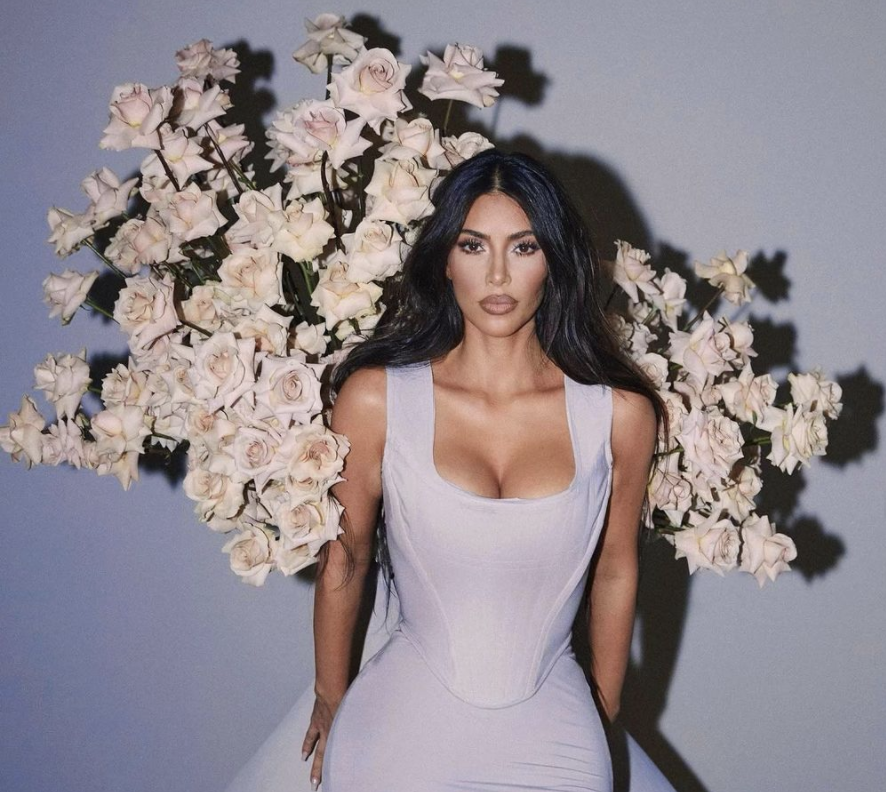 De ce merită Kim Kardashian pe deplin titlul de „Regină a bikinilor”
