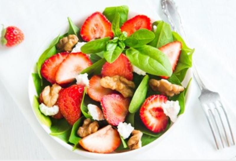 Salată cu căpșuni pentru porția zilnică de gust bun și vitamine