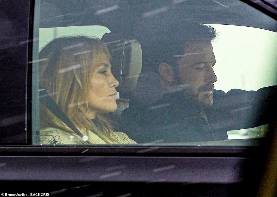 Jennifer Lopez și Ben Affleck, din nou împreună. Au fost surprinși la întoarcerea dintr-o vacanță romantică