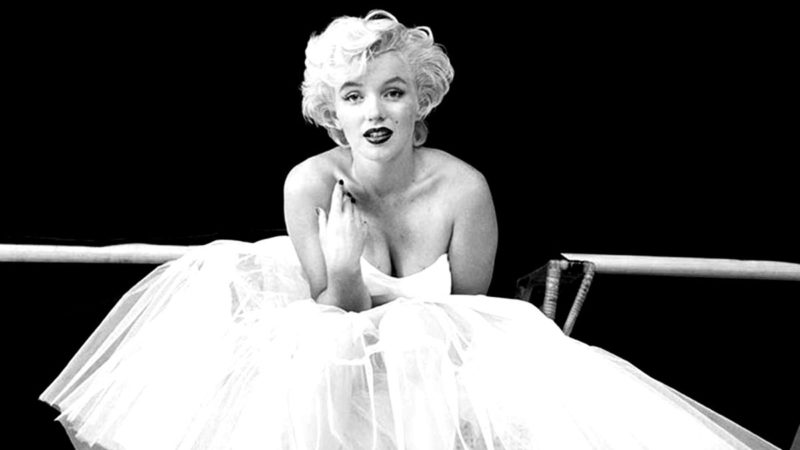 Povestea celebrei rochii albe a lui Marilyn Monroe. Scena ridicată de aburul de la metrou, a provocat un scandal și a avut urmări în viața de cuplu a vedetei