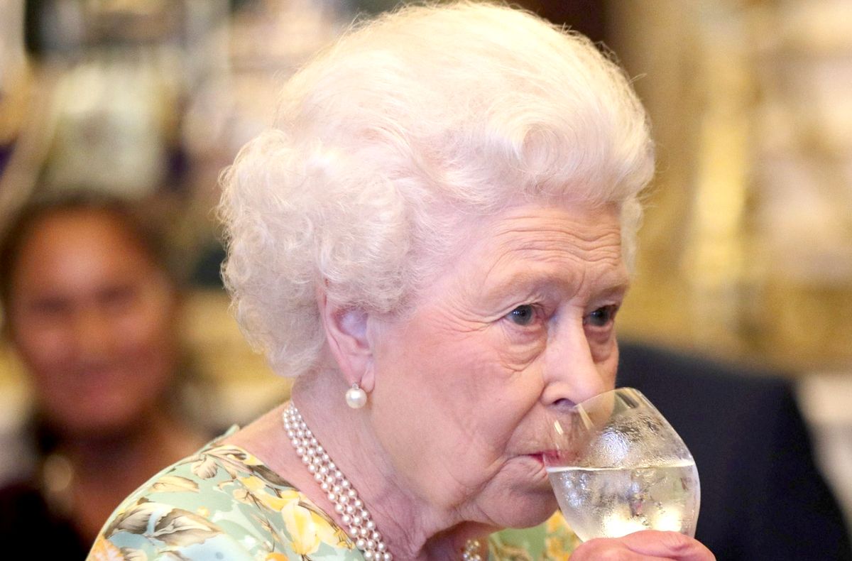 Regina Elisabeta II are tabieturi alimentare ciudate. Și primește desert la comandă