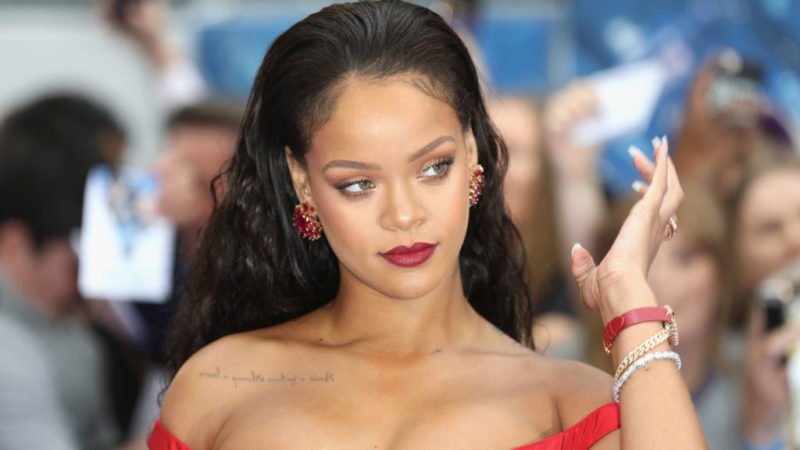 Rihanna, tot mai dezbrăcată, pe stradă. A ieșit la cină cu iubitul într-o rochie prin care se vedea tot – Imagini interzise celor slabi de inimă