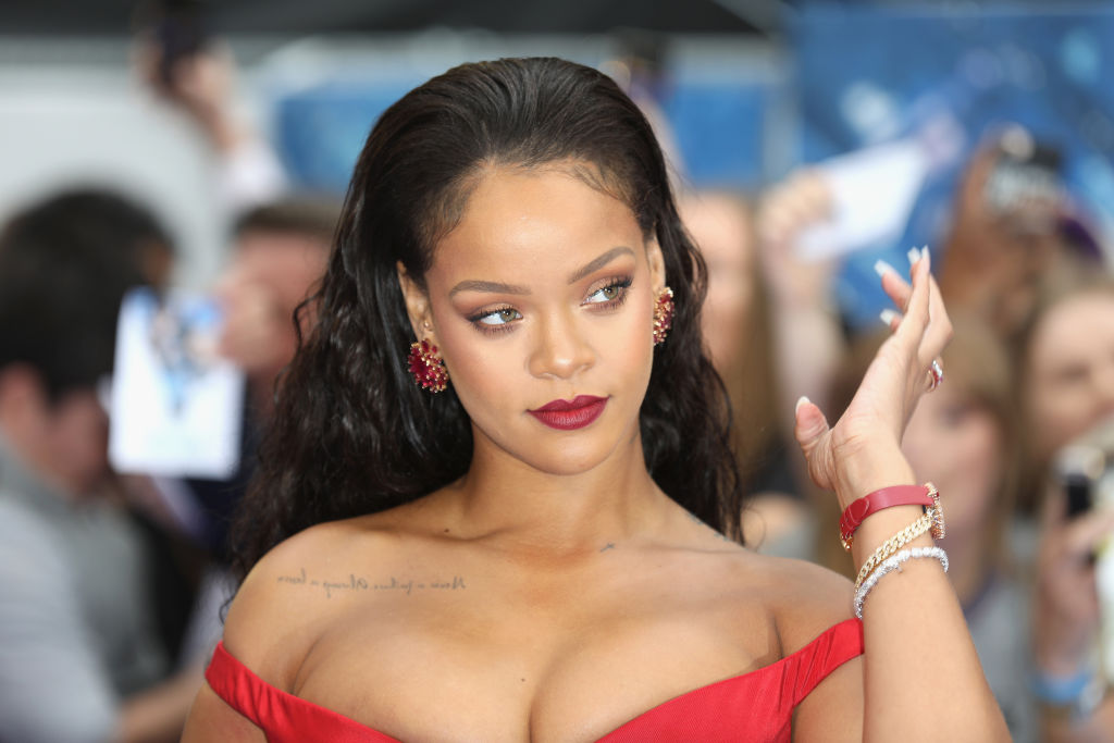 Rihanna, tot mai dezbrăcată, pe stradă. A ieșit la cină cu iubitul într-o rochie prin care se vedea tot – Imagini interzise celor slabi de inimă