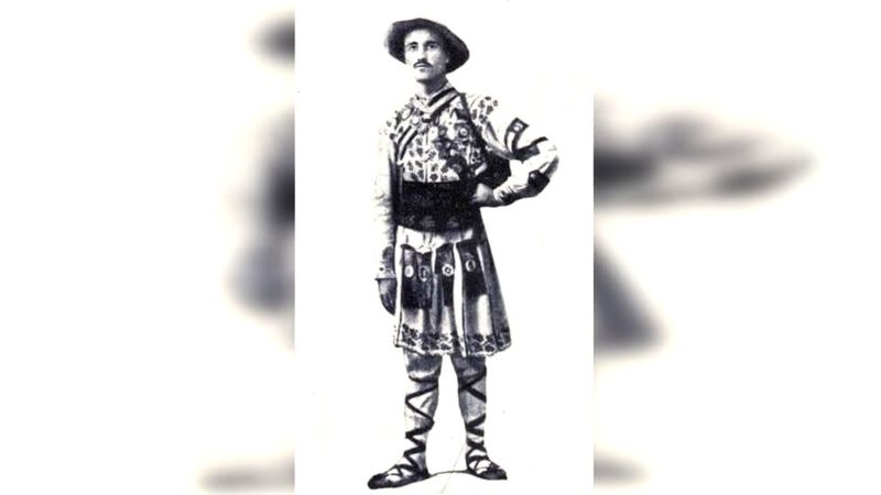 Cum a reușit un român să facă înconjurul lumii doar în opinci și costum popular