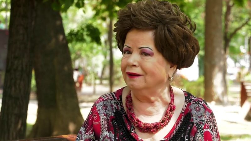 Saveta Bogdan, la 76 de ani, se iubește cu avocatul care a divorțat-o de fostul soț. Bărbatul e cu 26 de ani mai tânăr ca ea