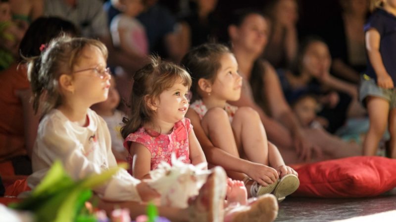 Copiii sunt invitați la teatru, de 1 iunie. Cele mai frumoase povești