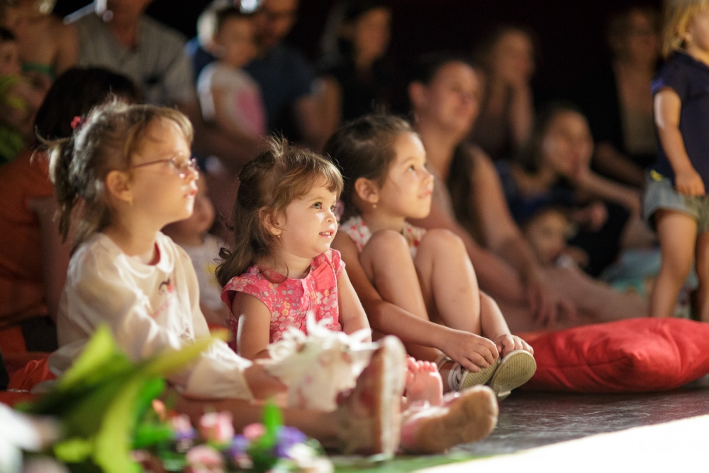 Copiii sunt invitați la teatru, de 1 iunie. Cele mai frumoase povești