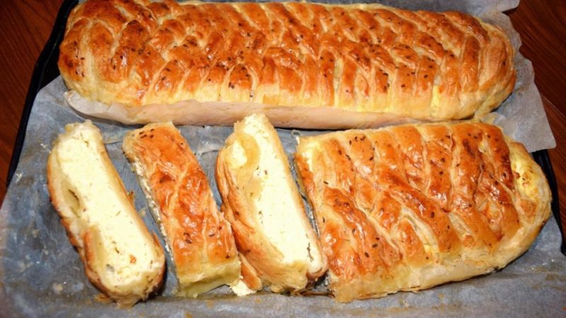 Plăcinte împletite cu brânză sărată