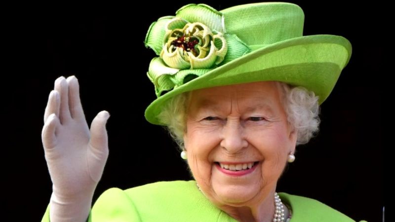 Regina Elisabeta II nu s-a murdărit pe mâini. Totul are legătură cu fostul ei soț