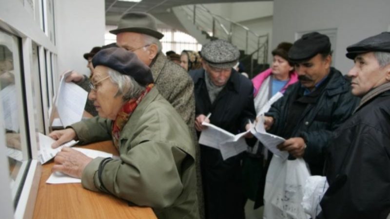 Cum își pot cumpăra românii vechime în muncă. Klaus Iohannis a semnat legea