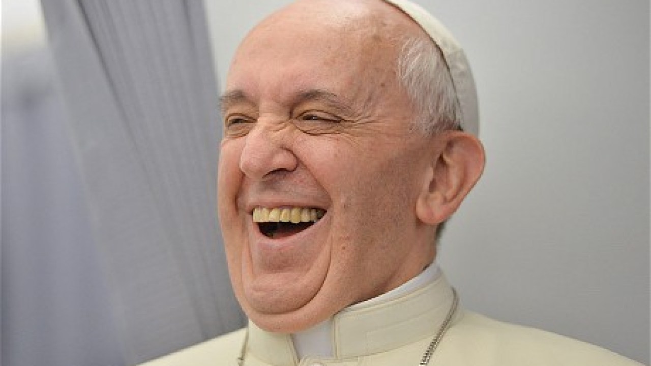 Bancuri tari! „Un preot ortodox, unul catolic și un rabin jucau poker. În toiul jocului, vine poliția…” Și Papa ar râde!