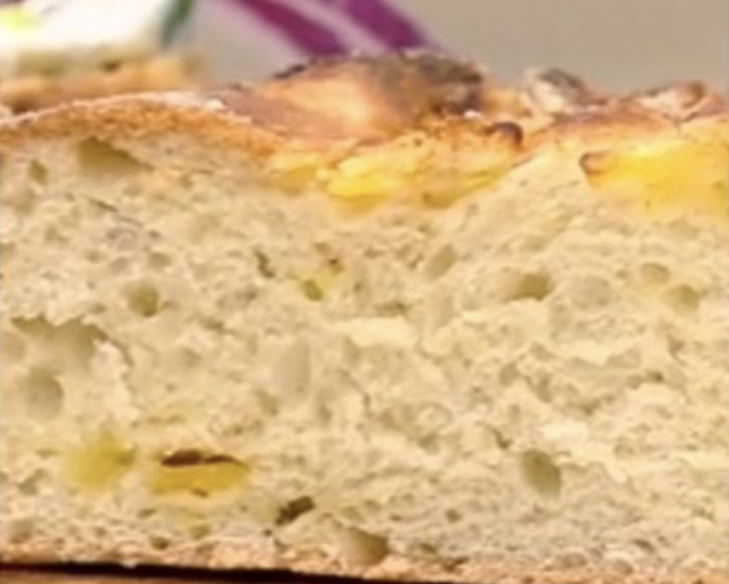Pâine de casă cu cartofi în aluat și o delicioasă cremă de brânză – Reţeta lui Vlăduţ