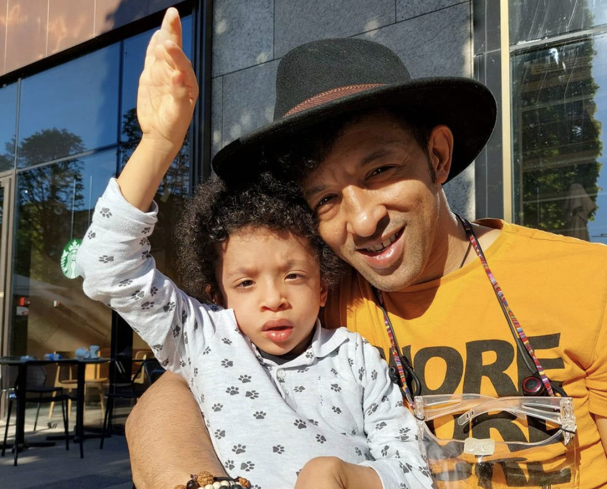 Exclusiv. Kamara și fiul lui, Leon, imagini emoționante pe rețelele sociale